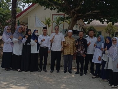 Bersama Komite, Pengawas Sekolah Setelah Observasi Guru Kelas 