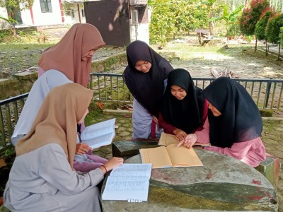 Santri La-Tahzan Sedang Diskusi Kitab Kuning
